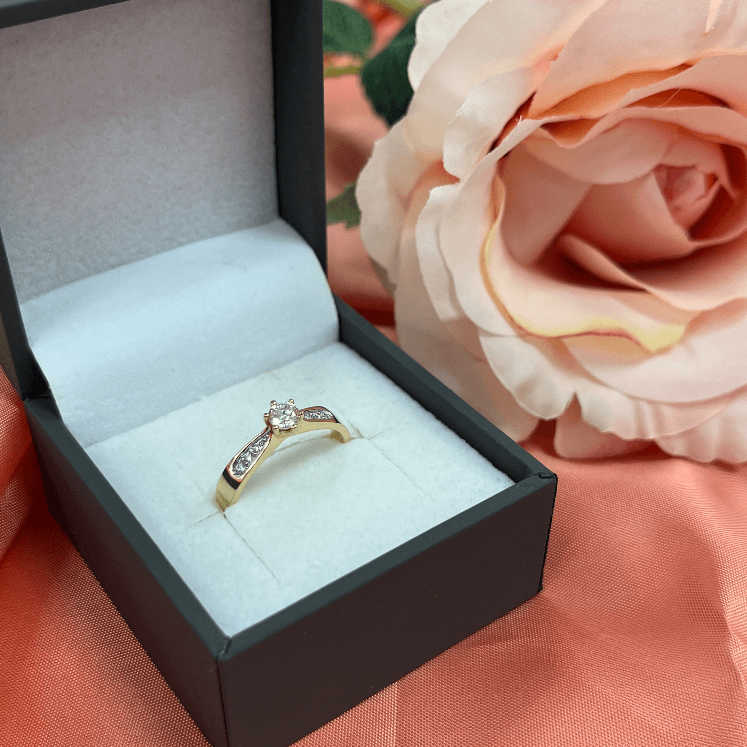 Gelbgold-Verlobungsring mit Brillant und Seitensteinen Ansicht 1