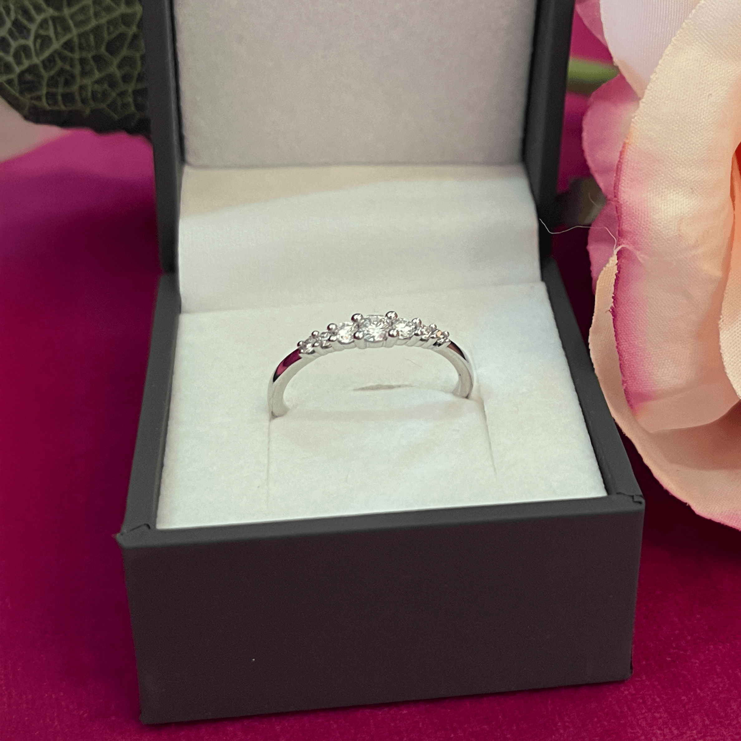 Weißgoldring mit funkelnder Brillantenreihe Ansicht 1