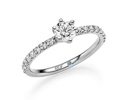 Klassischer Verlobungsring mit Seitensteinen von Juwelier Klein