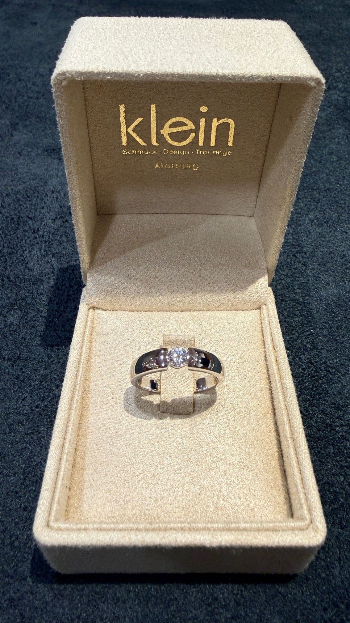 Verlobungsring in Spannringoptik in einer Ringbox von Juwelier Klein