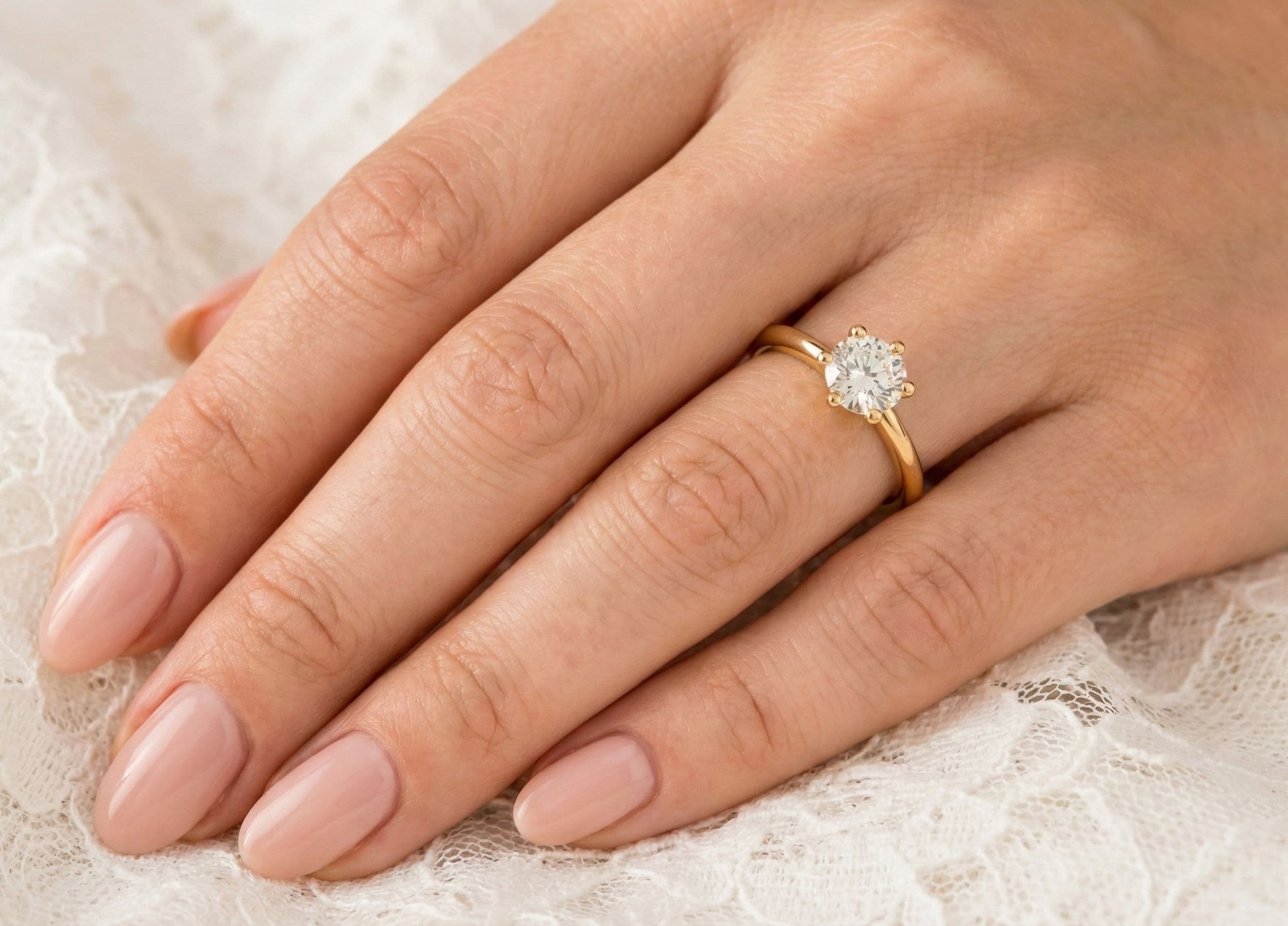 6er Welle Verlobunsring am Finger - Trauringwelt