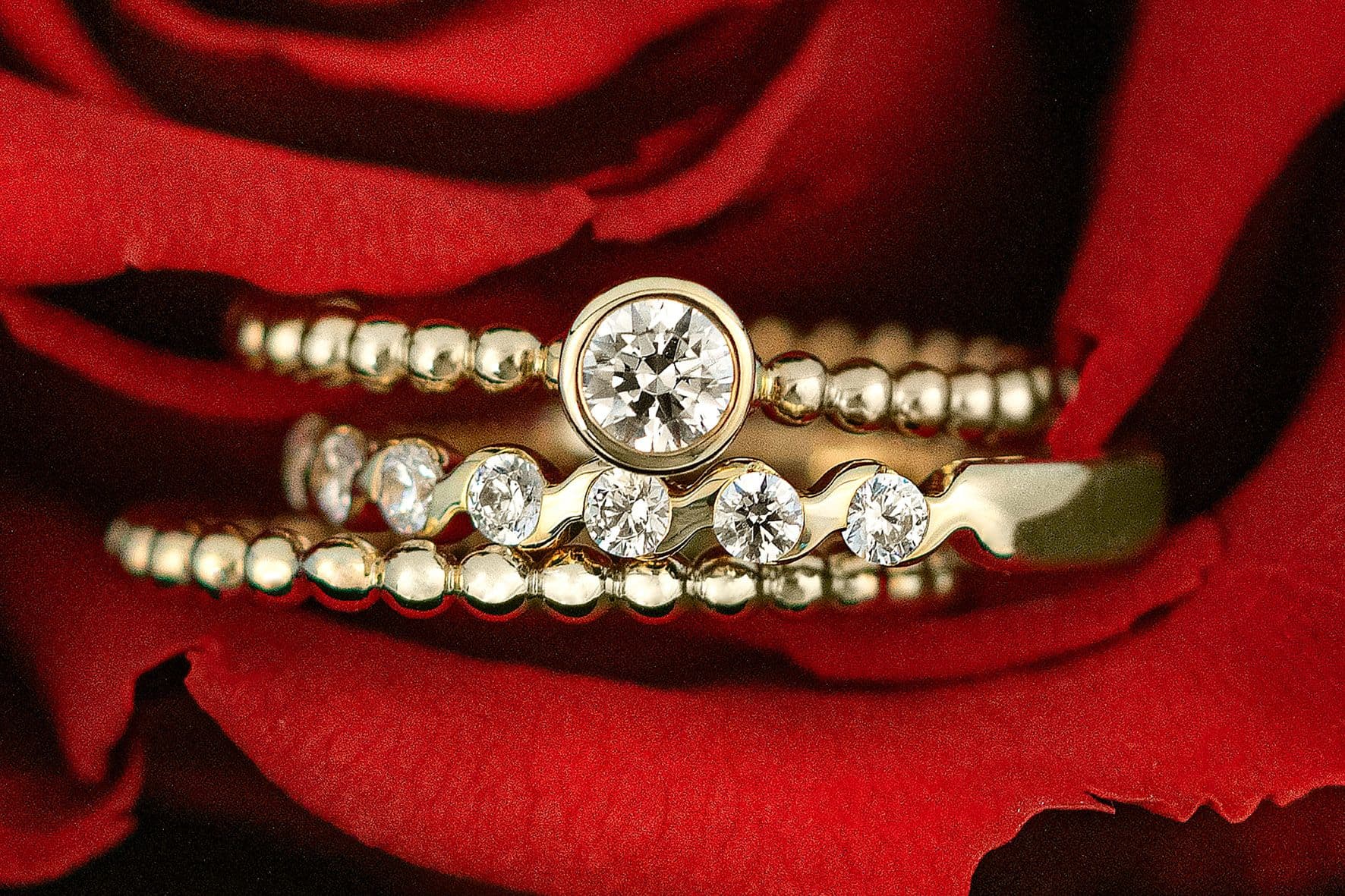 Verlobungsring mit Zargenfassung, Memoirering und Kugelring von Juwelier Hennig