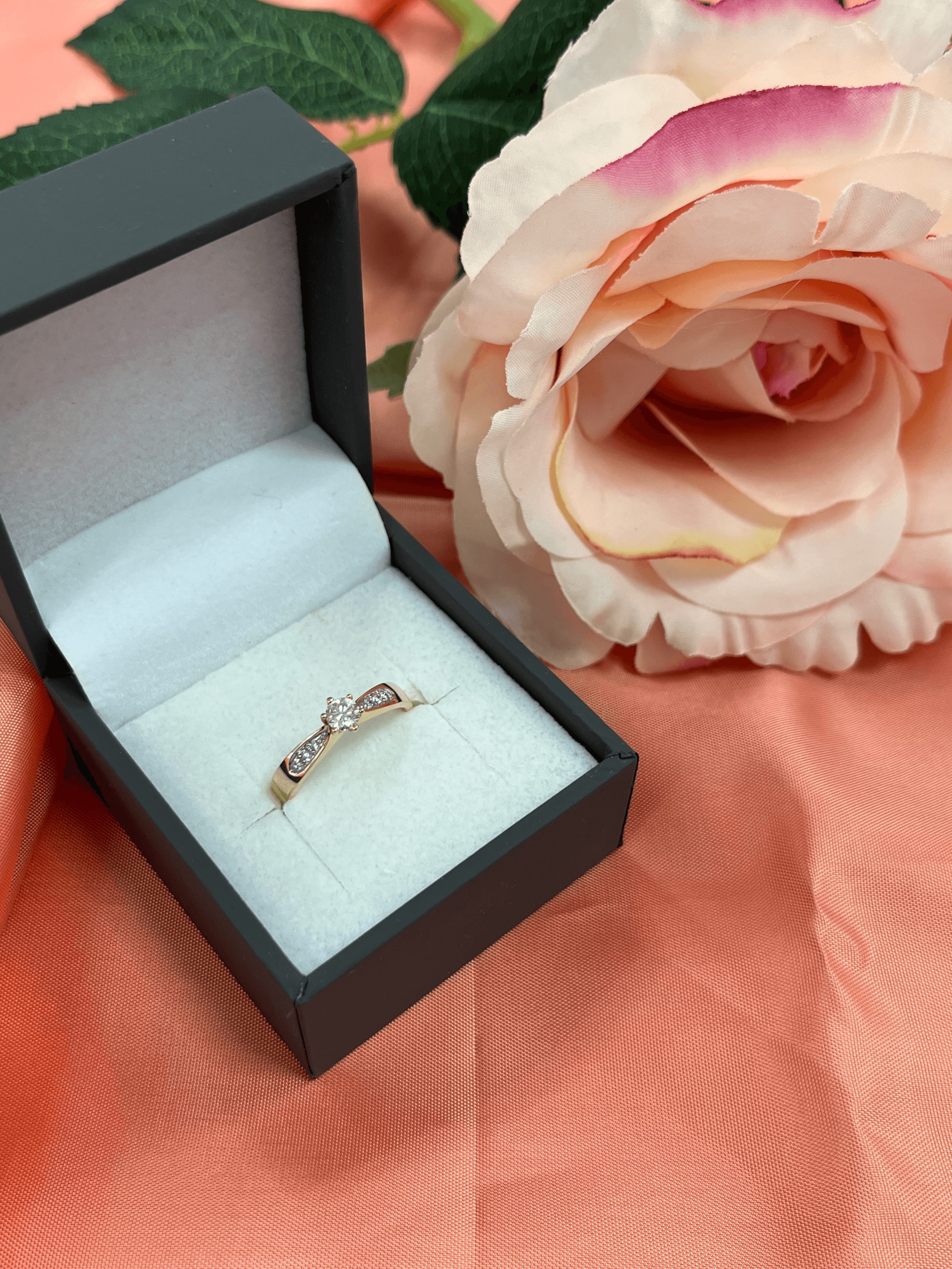 Gelbgold-Verlobungsring mit Brillant und Seitensteinen