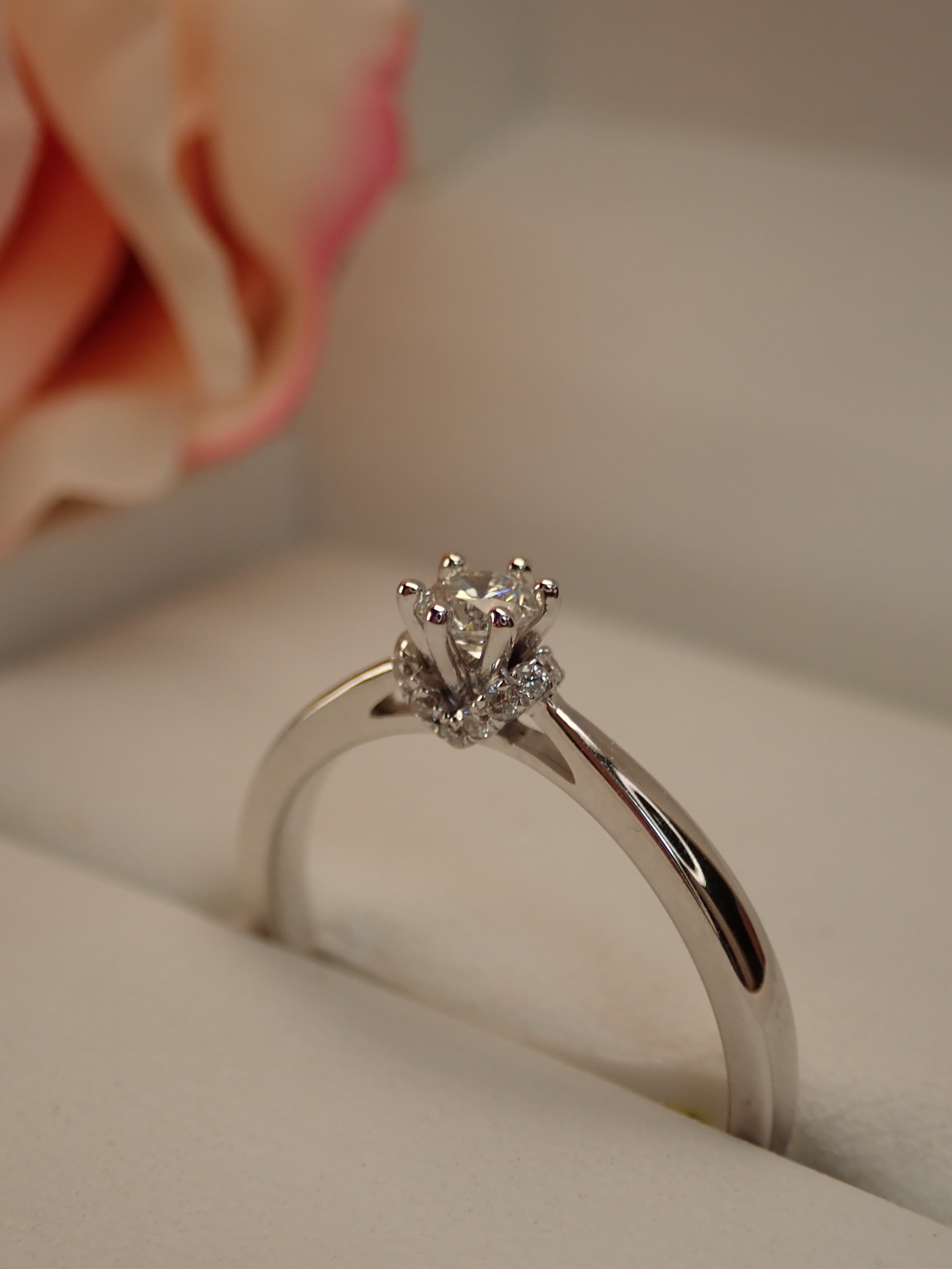 Weißgoldring mit brillantenbesetzter Krone