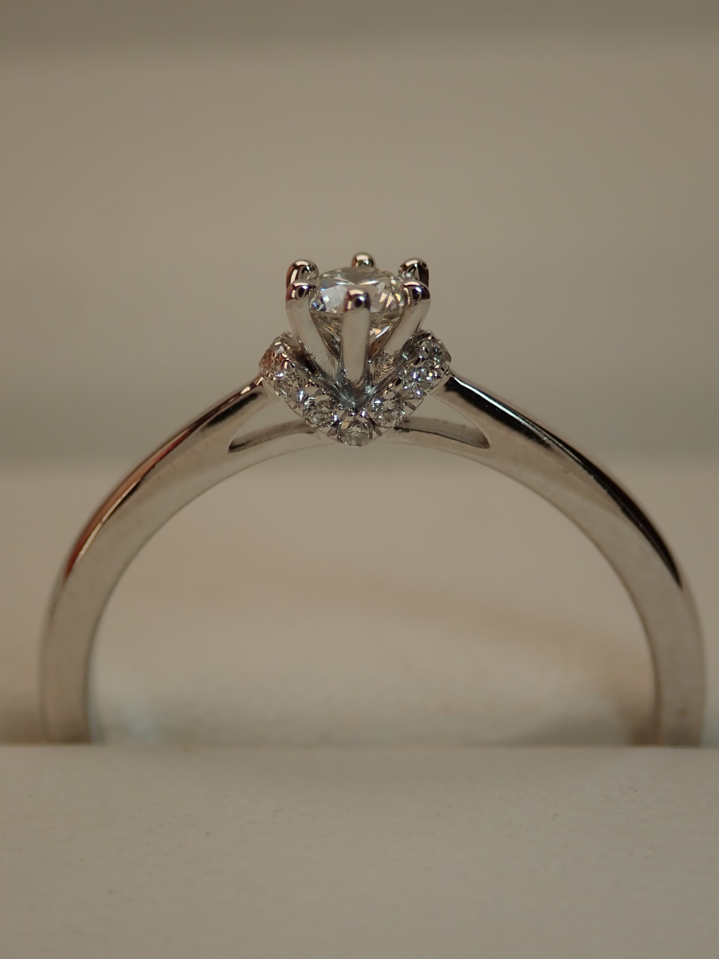 Weißgoldring mit brillantenbesetzter Krone