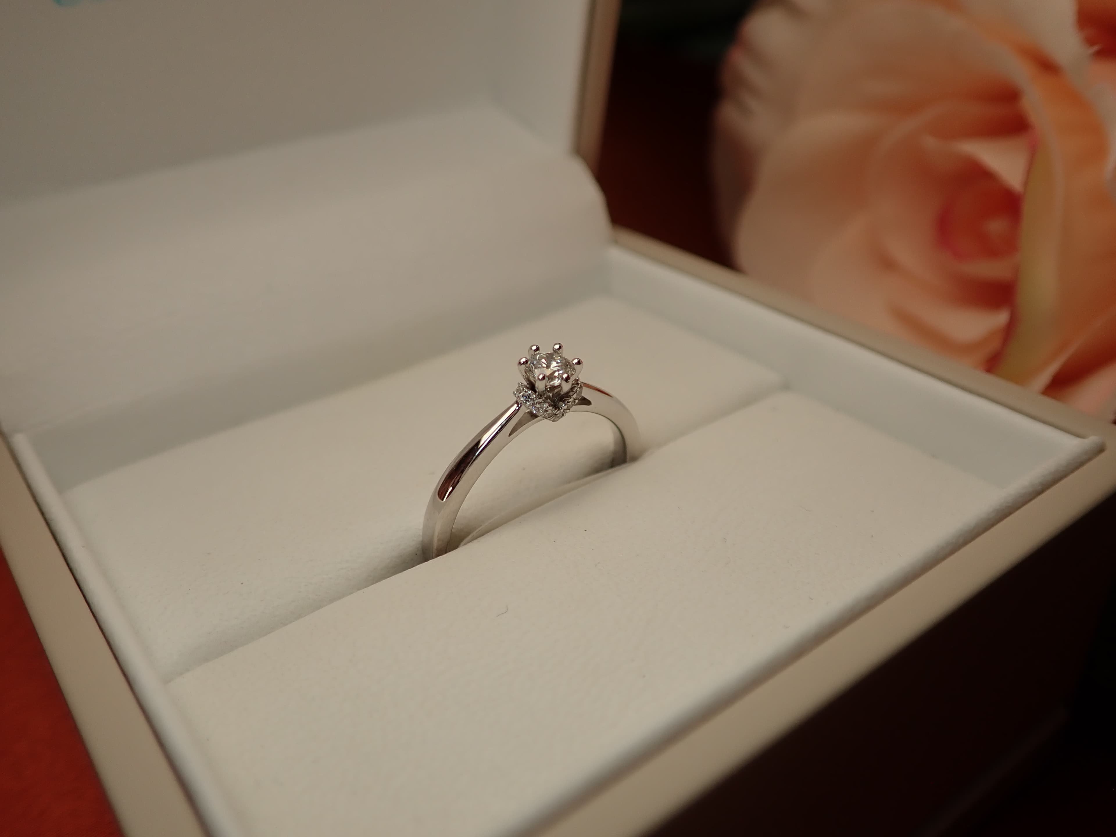 Weißgoldring mit brillantenbesetzter Krone
