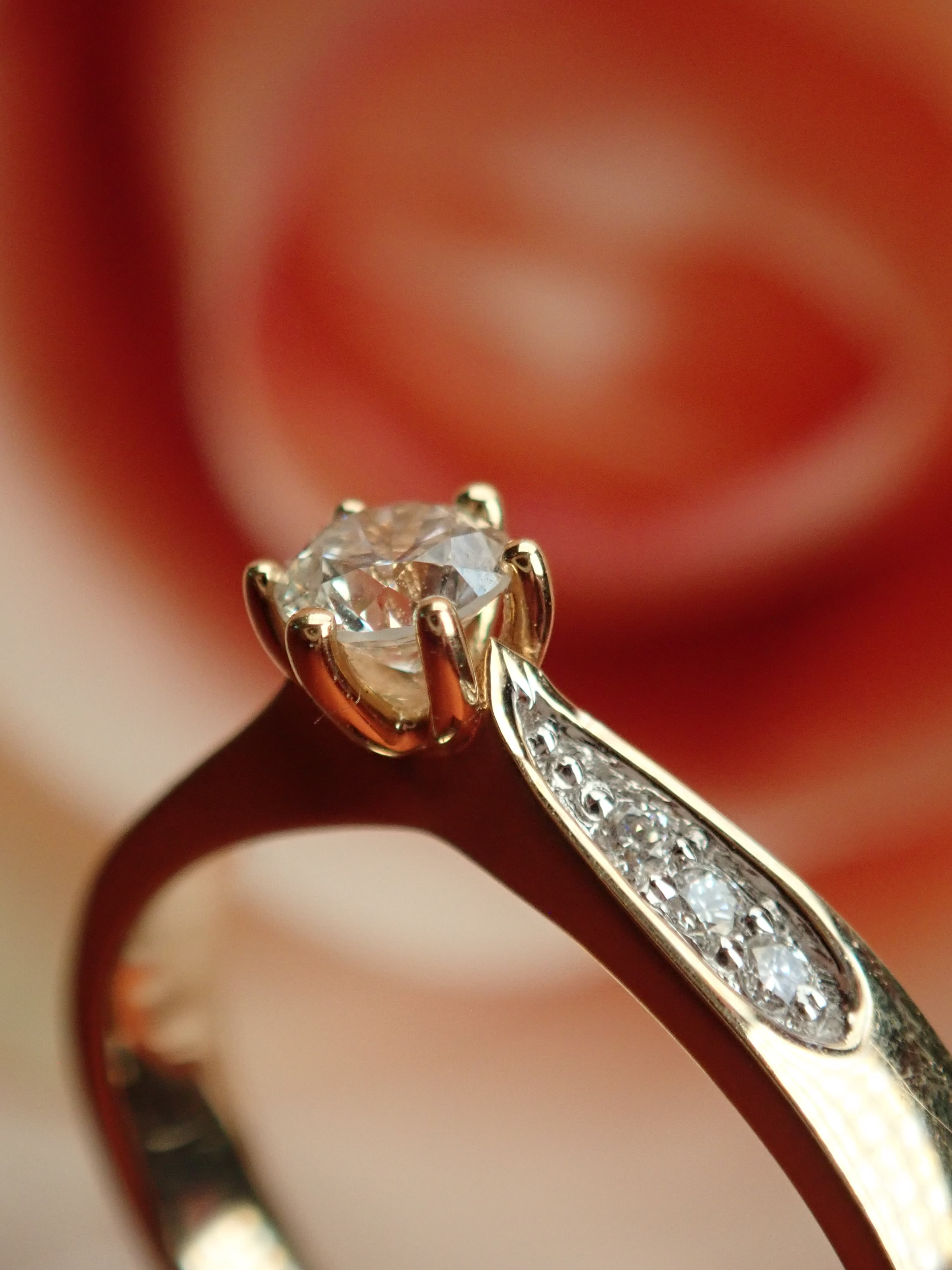 Gelbgold Verlobungsring mit Seitensteinen