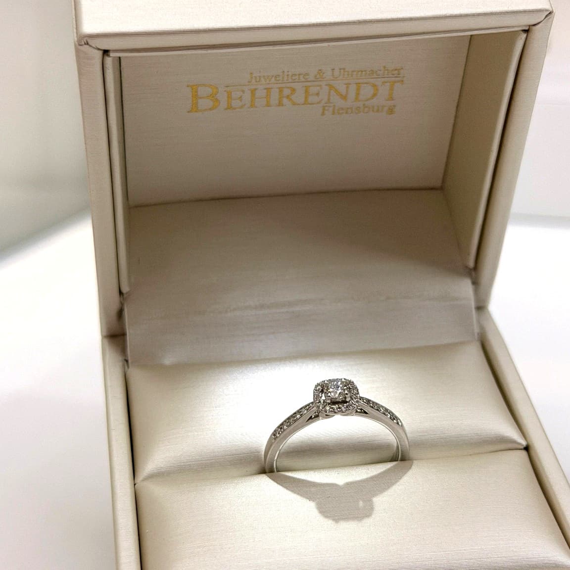 Verlobungsring mit Halo-Effekt