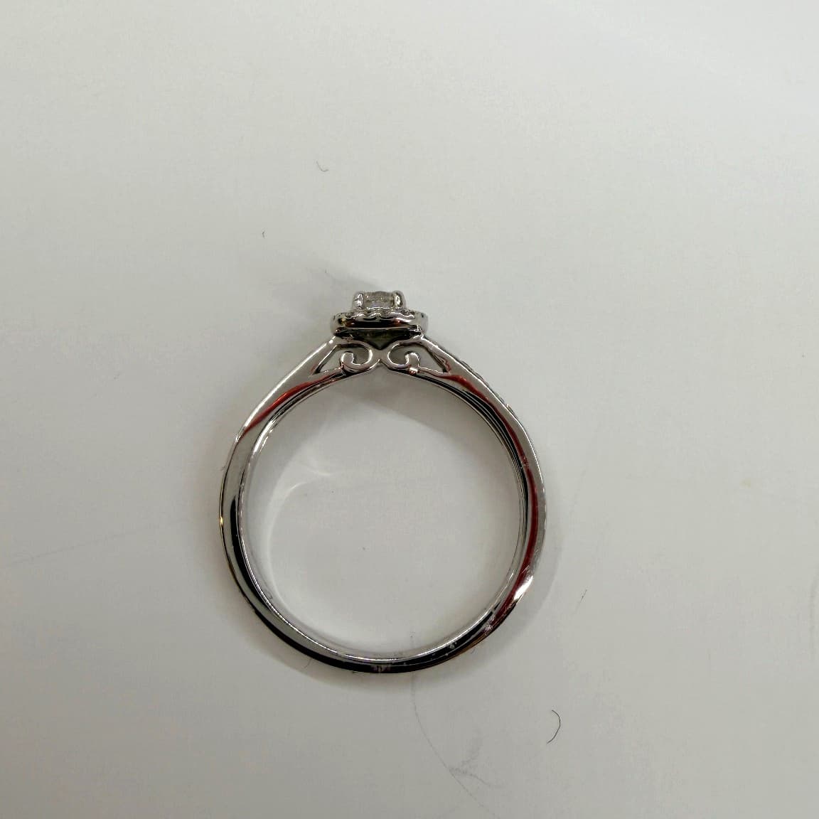 Verlobungsring mit Halo-Effekt