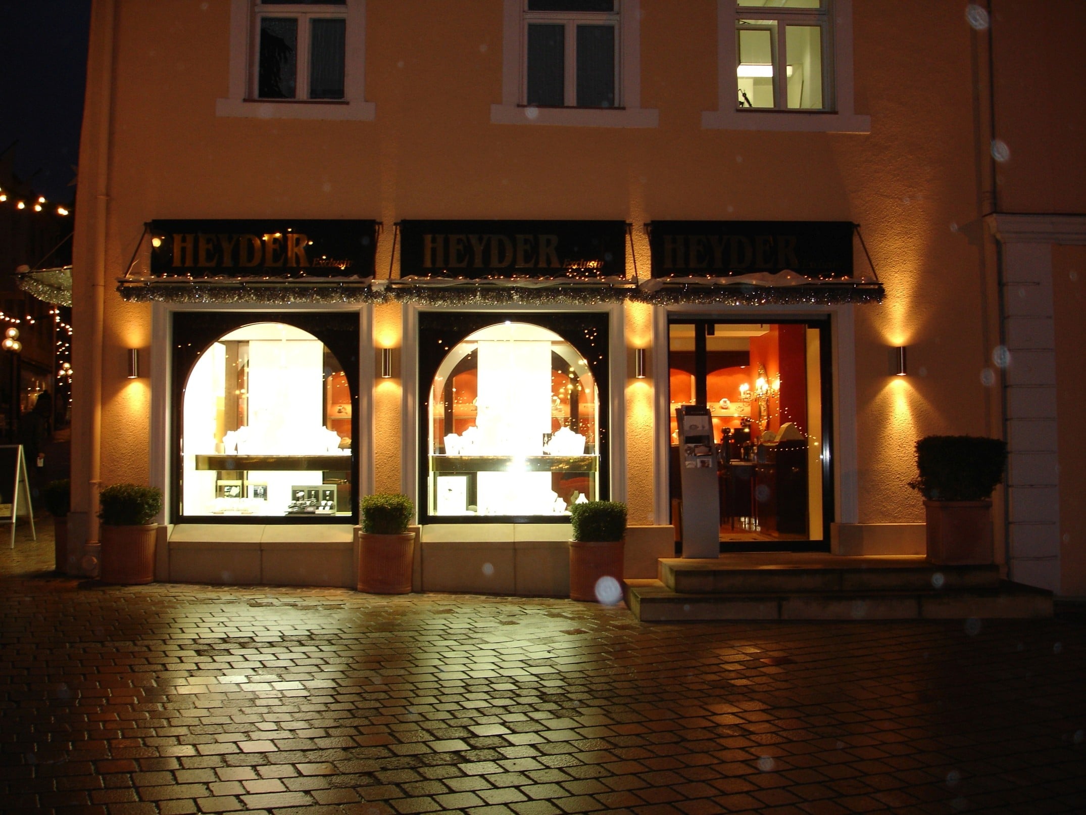 Juwelier Heyder Exclusiv vom außen am Abend