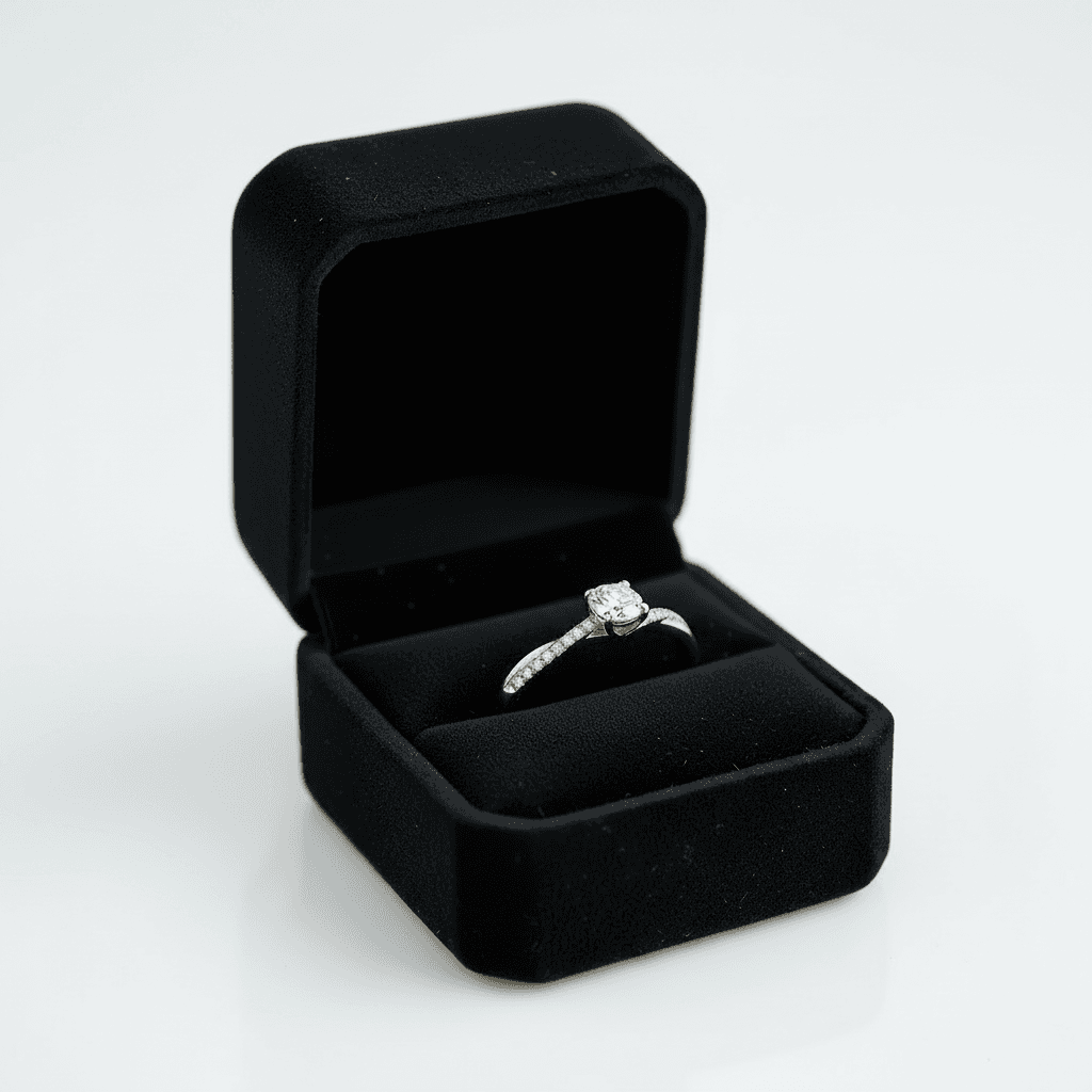 Gelbgold Verlobungsring mit Brillant und Seitenbrillanten von Juwelier Hartung
