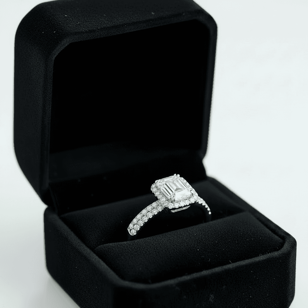 Verlobungsring mit rechteckigem Brillanten und Halo von Juwelier Hartung