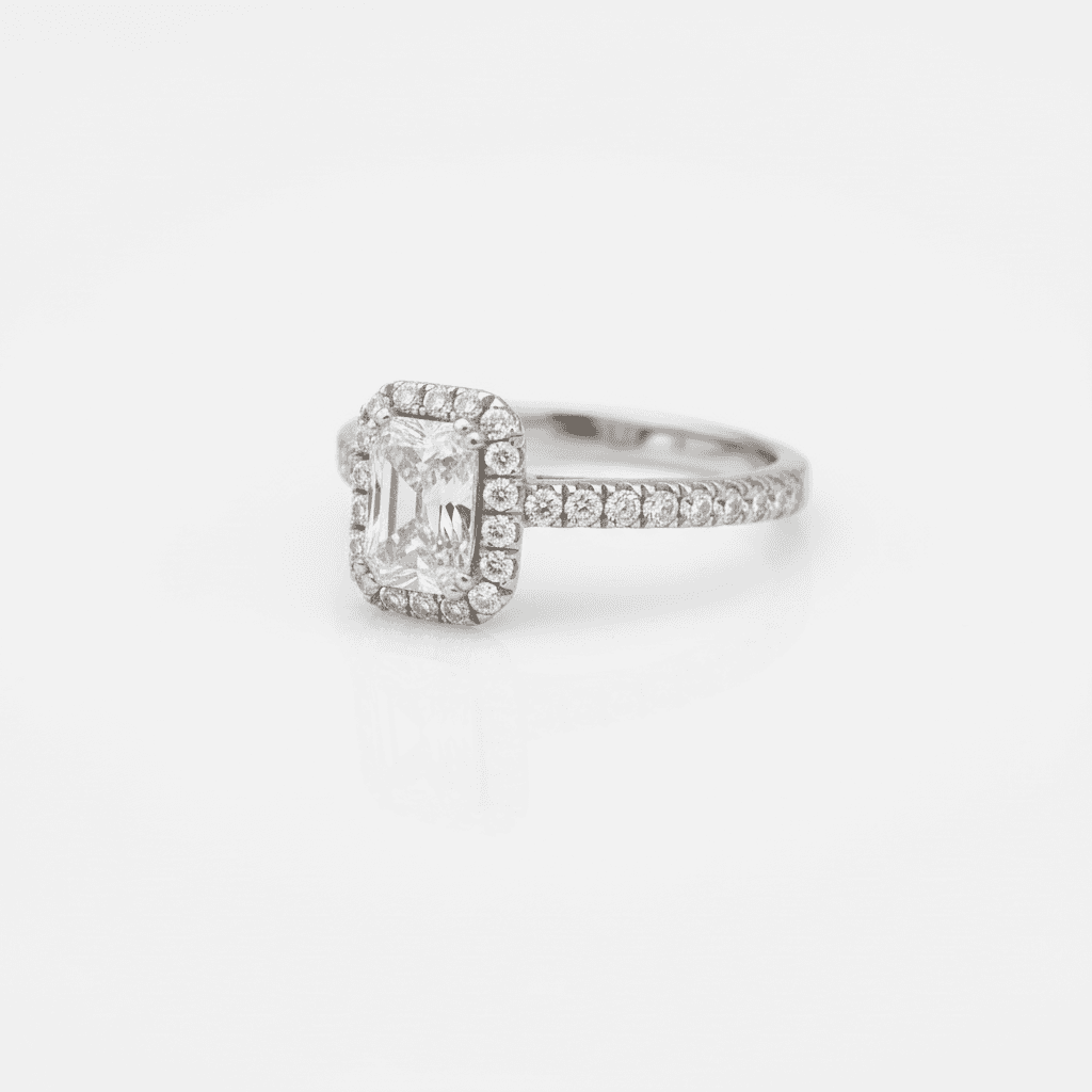 Verlobungsring mit rechteckigem Brillanten und Halo von Juwelier Hartung