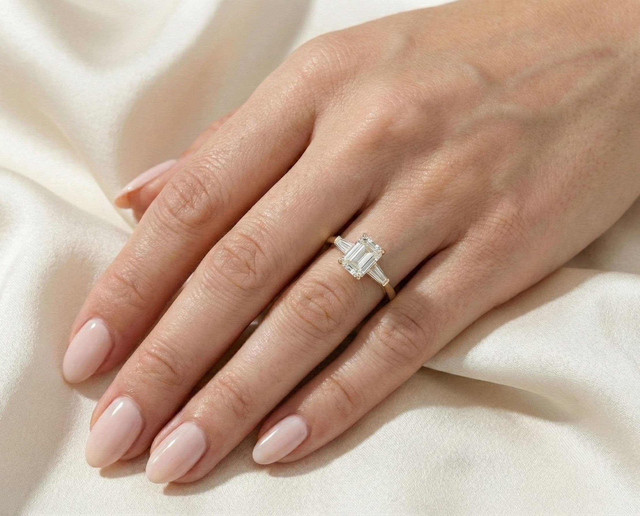 Trinity Verlobungsring am Finger - Trauringwelt